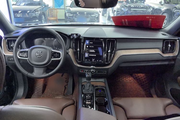 Used Volvo XC60 2021 T5 4x4 Smart Luxury Edition Center Console