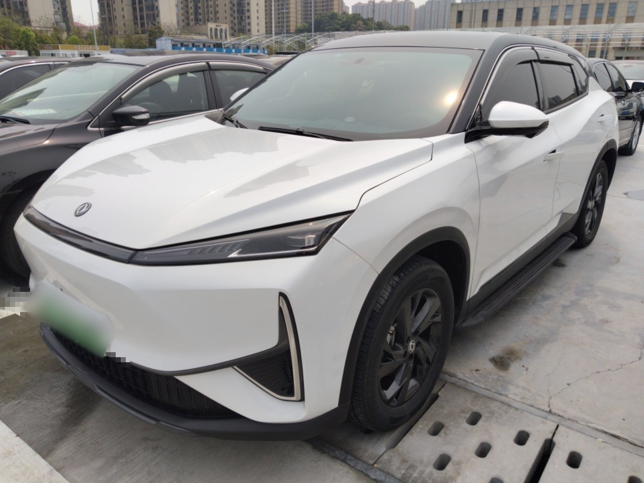 Под передней частью автомобиля