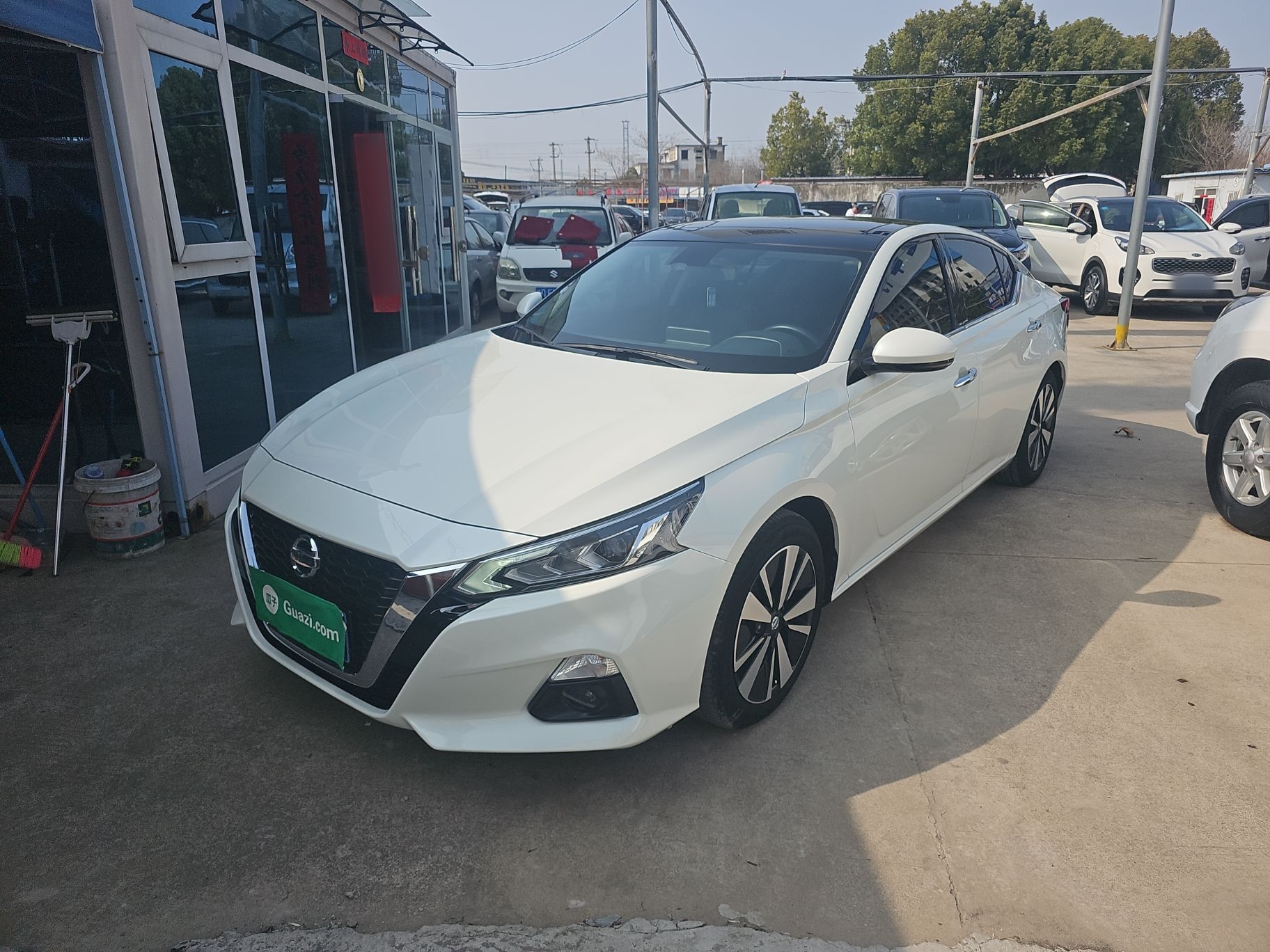 تحت مقدمة السيارة