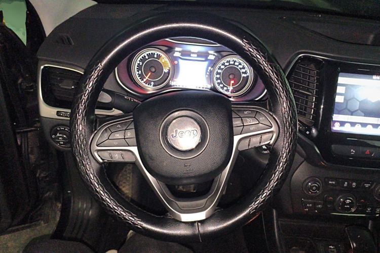 Used Jeep Cherokee 2019 2.0T Two-Wheel Drive Smart Enjoyment Version China VI
