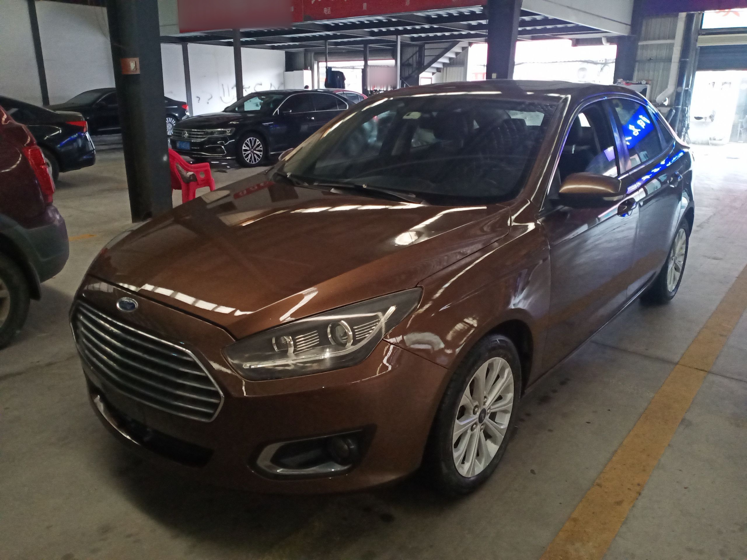 تحت مقدمة السيارة