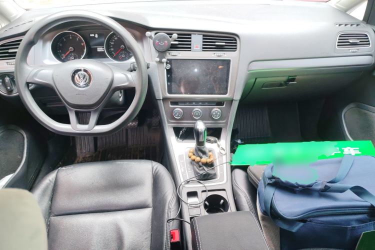 Used Volkswagen Golf 2016 1.6L Automatic Fashion Model Center Console