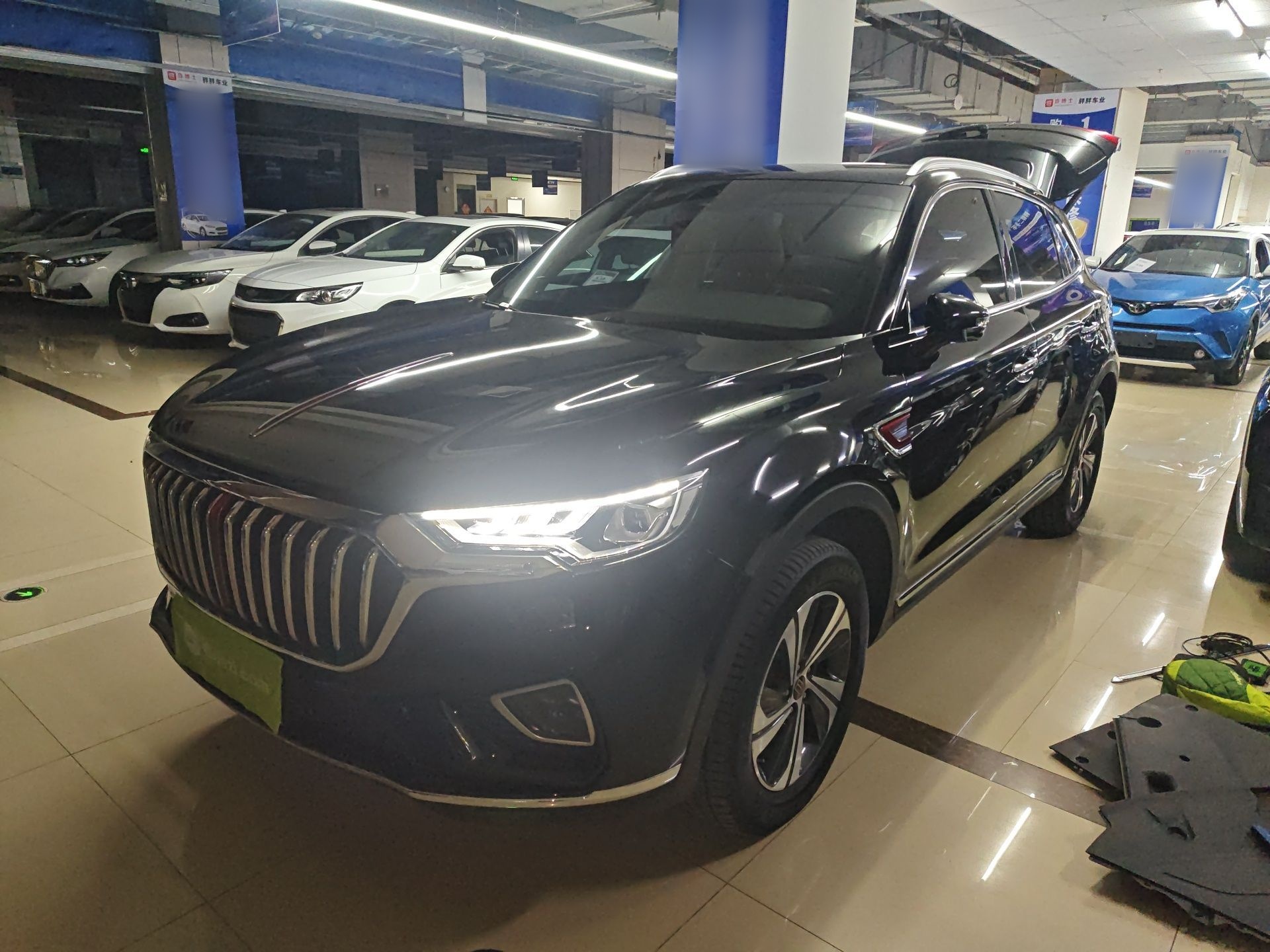 تحت مقدمة السيارة