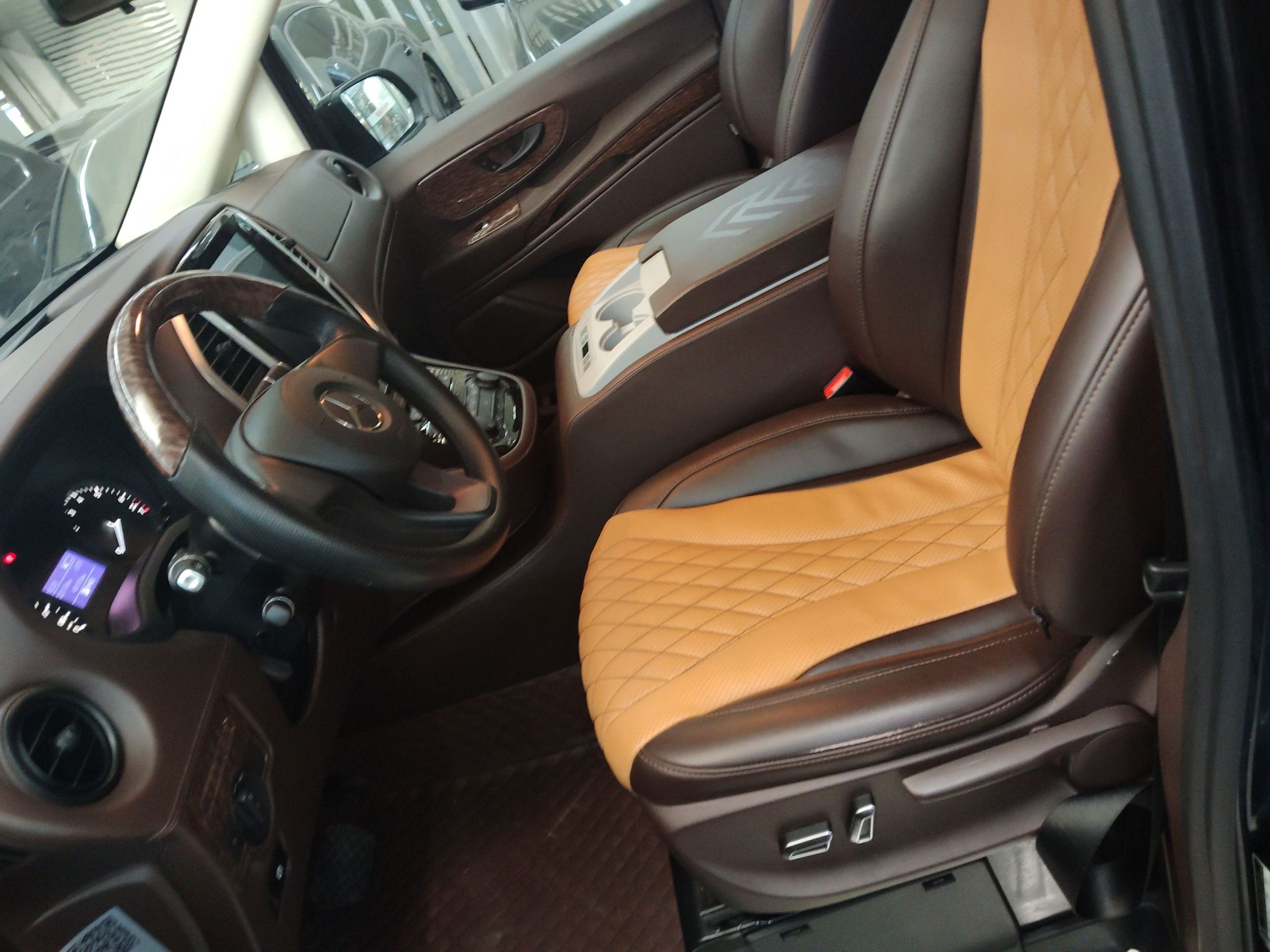 المقاعد الأمامية داخل السيارة