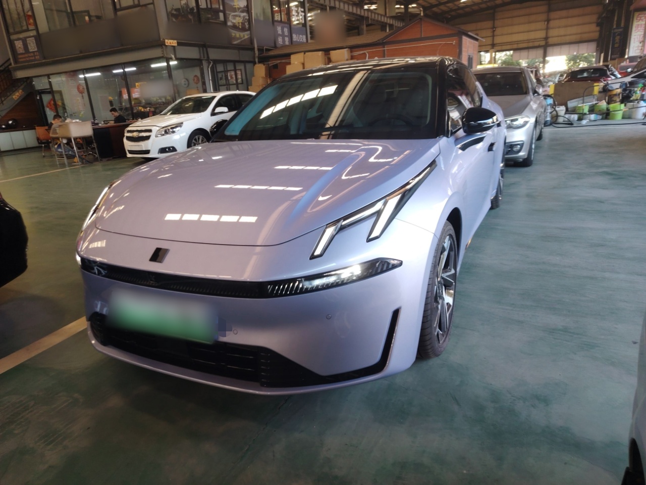 Под передней частью автомобиля