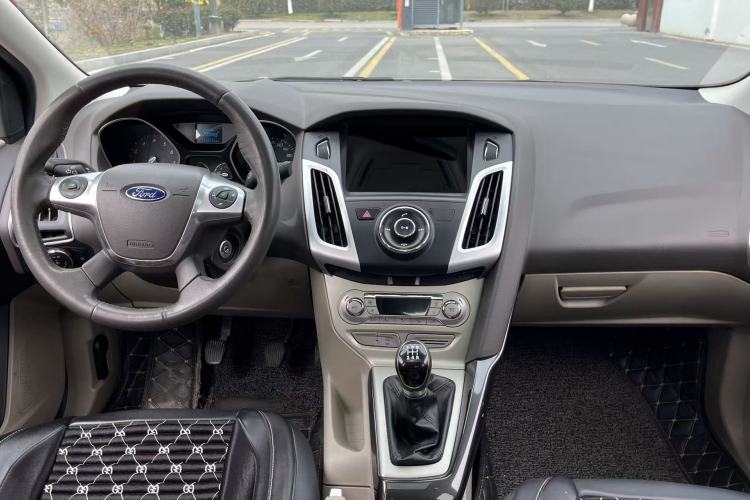 Used Ford Focus 2012 Sedan 1.6L Manual Fashion Edition
