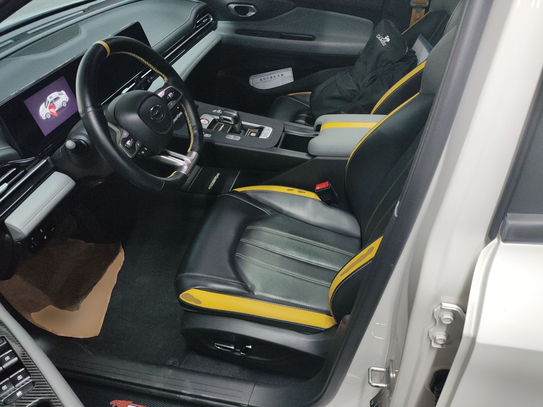 المقاعد الأمامية داخل السيارة