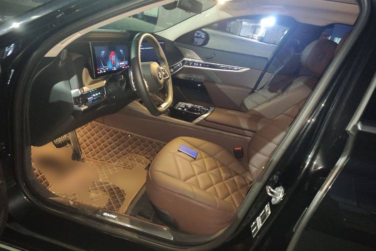 Used BMW 7 Series 2023 735Li Luxury Package Left Front Seat