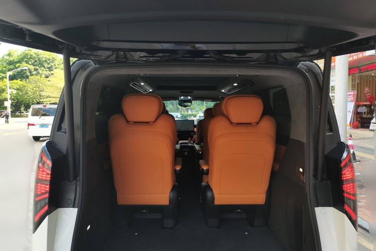 Used Geely Galaxy LEVC L380 2024 140-Degree 6-Seater All-Wheel-Drive Ultra