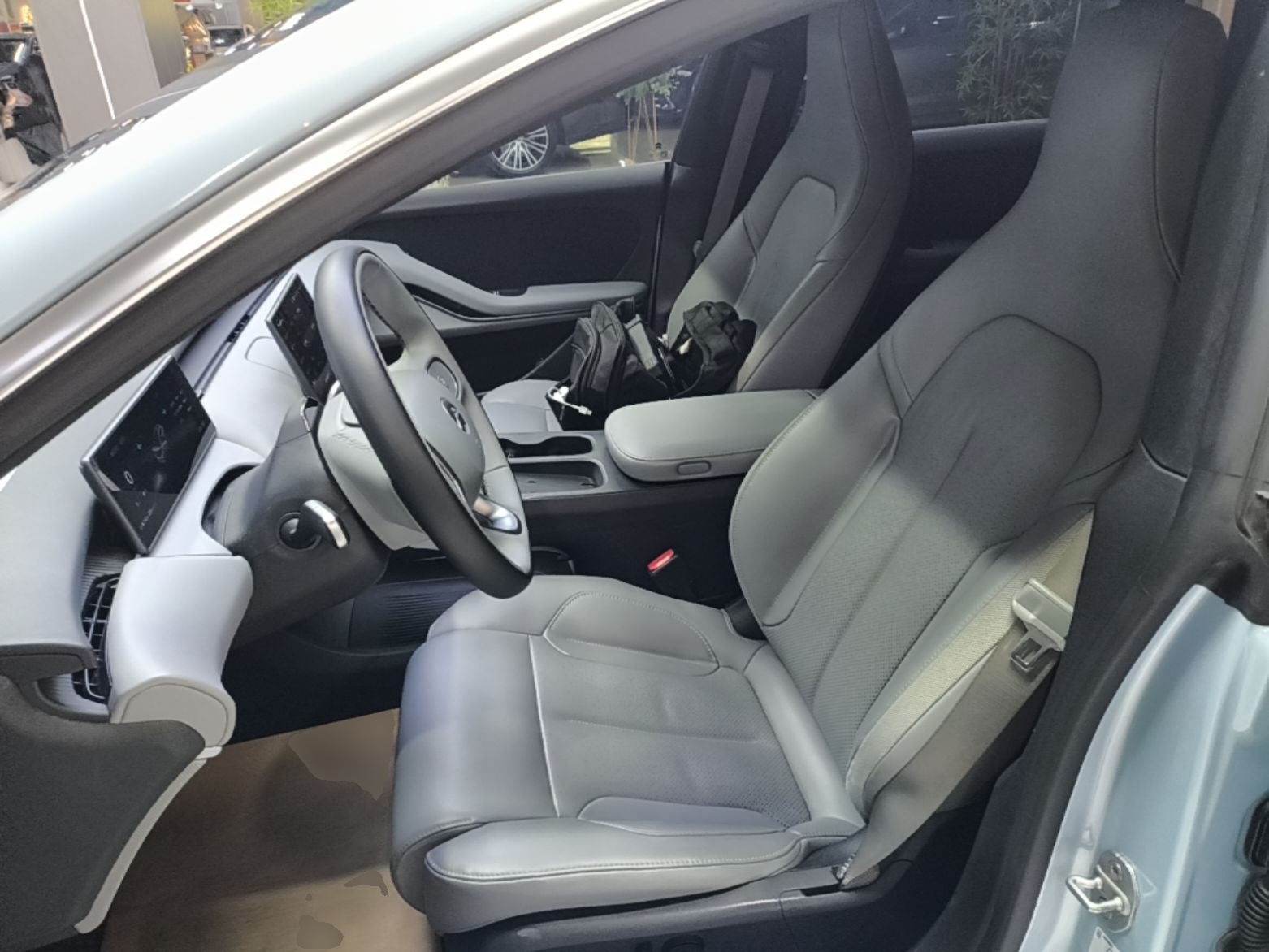 Переднее сиденье в автомобиле