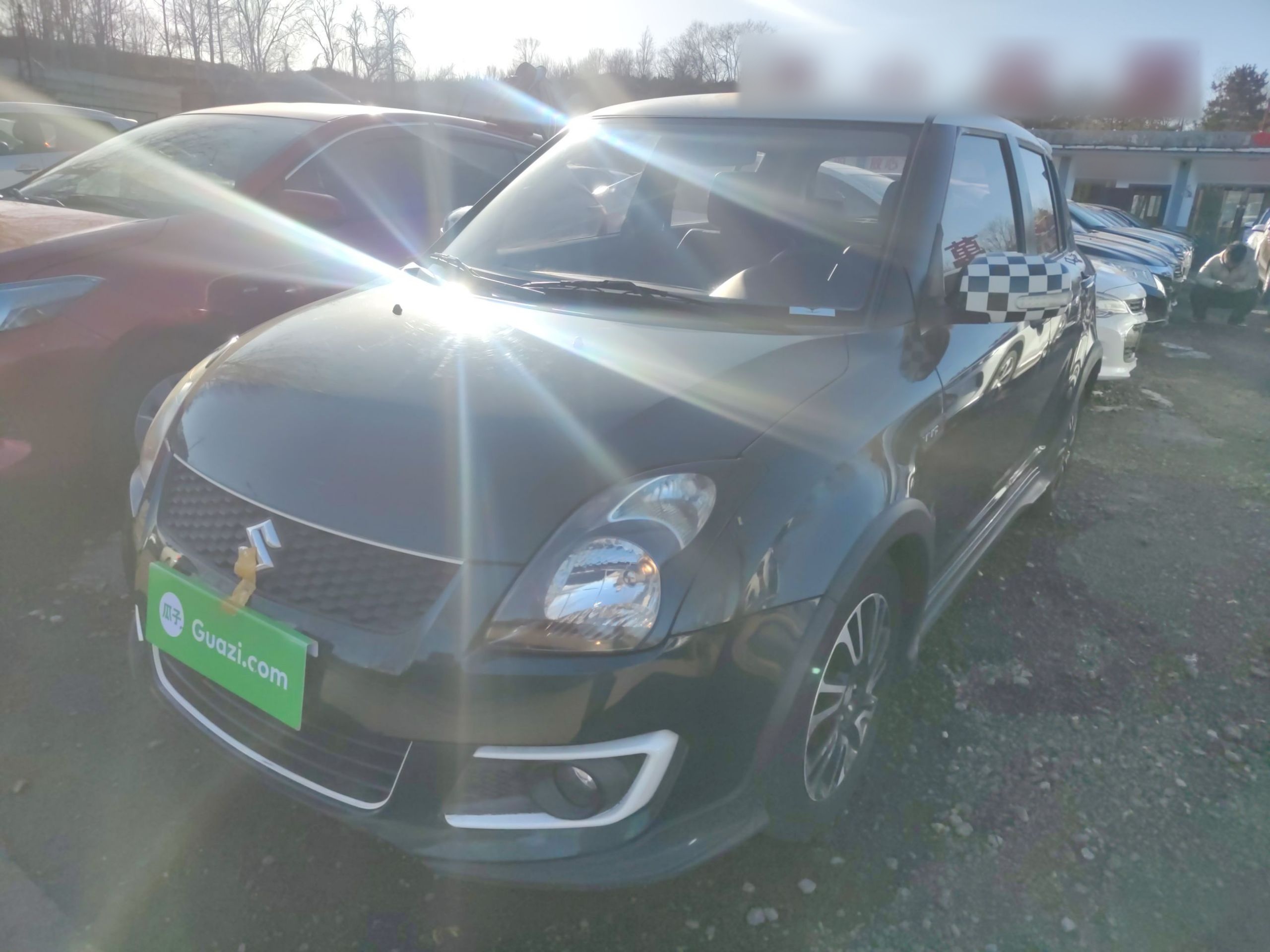 تحت مقدمة السيارة