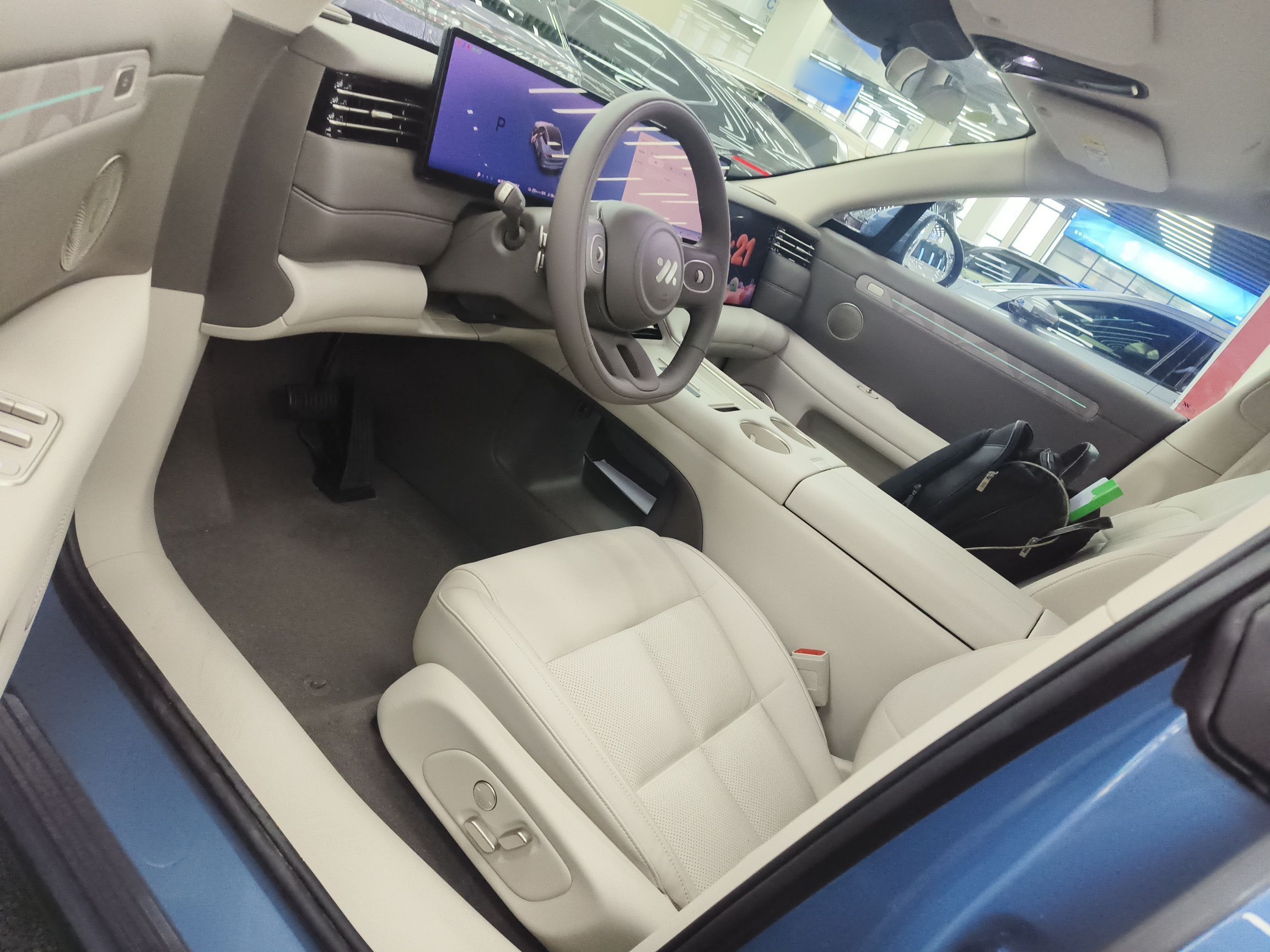 المقاعد الأمامية داخل السيارة