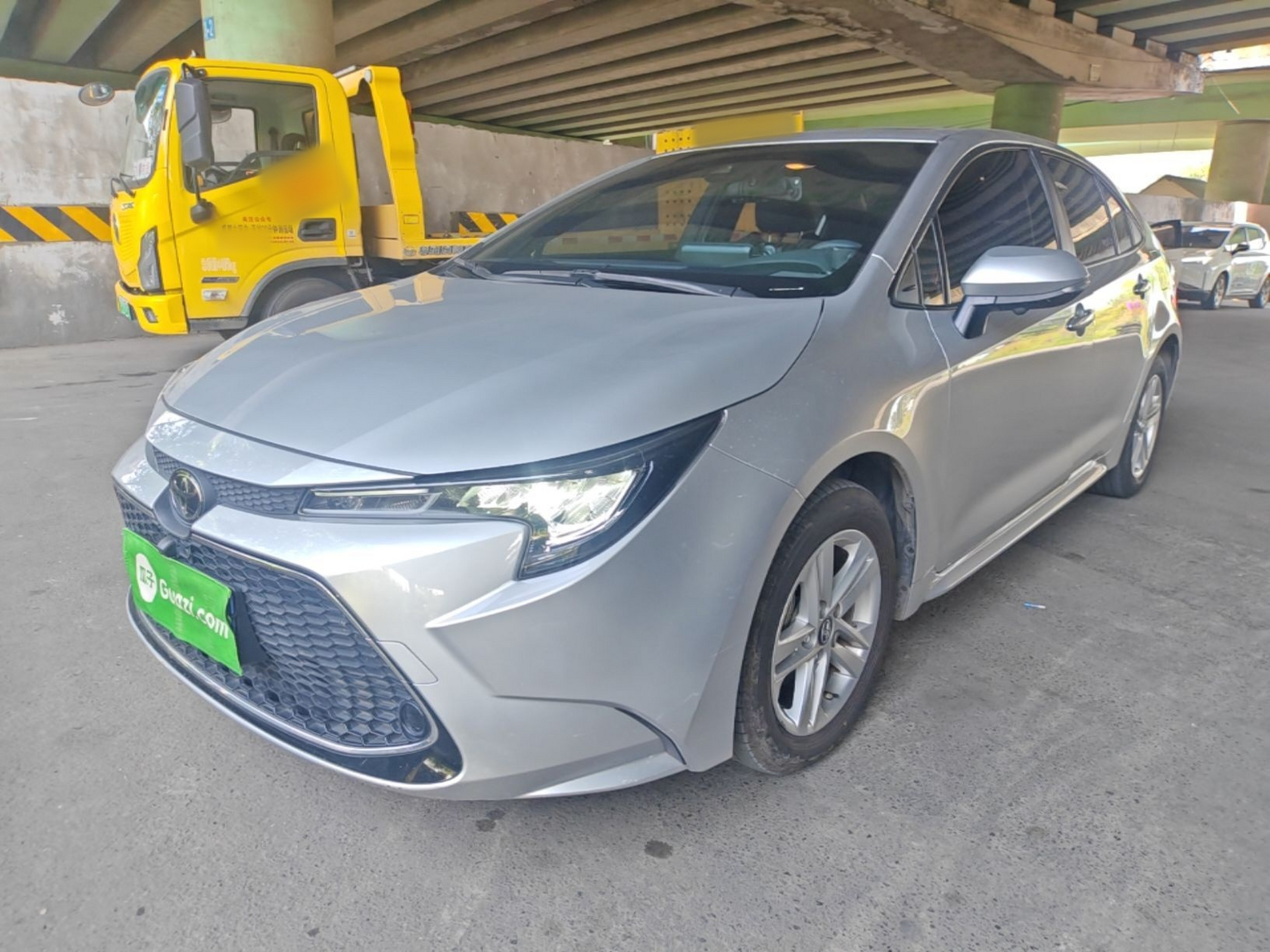 Под передней частью автомобиля