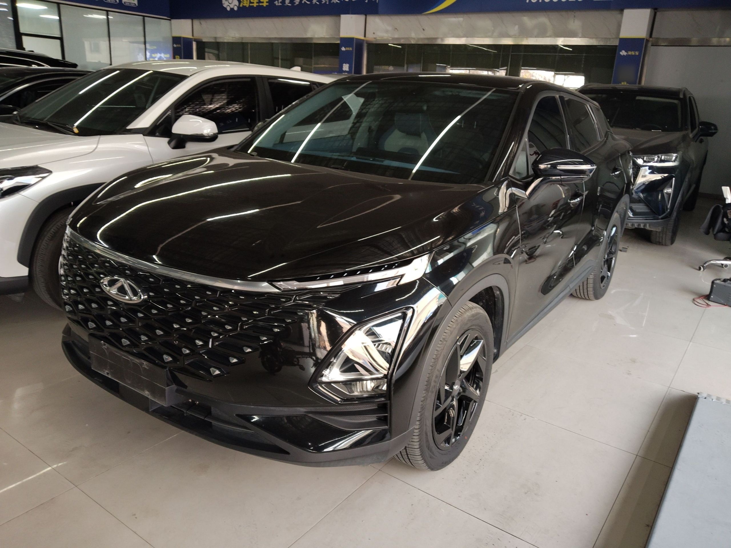 تحت مقدمة السيارة