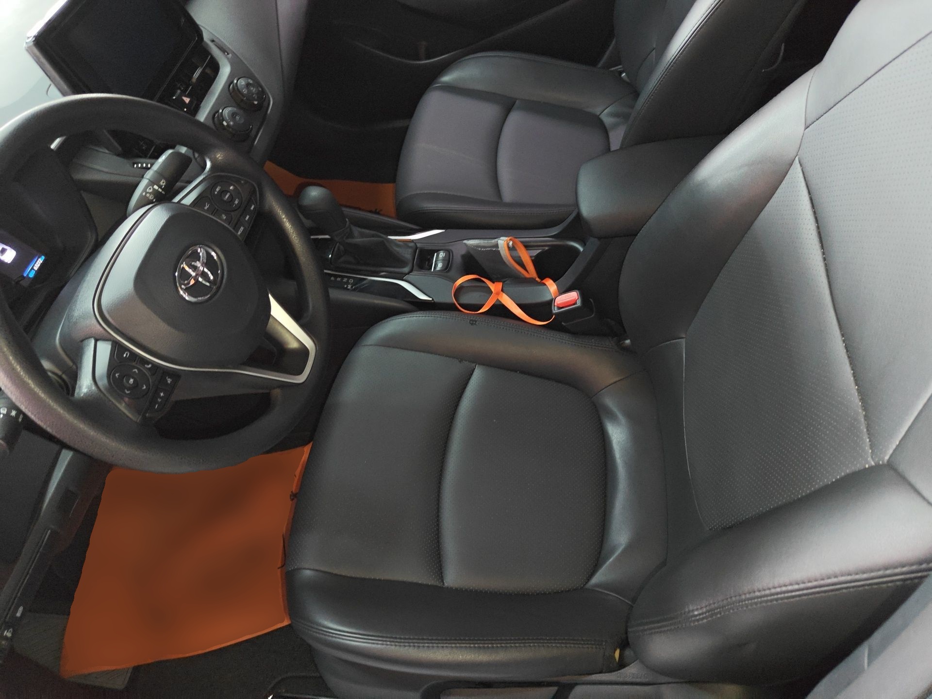 المقاعد الأمامية داخل السيارة