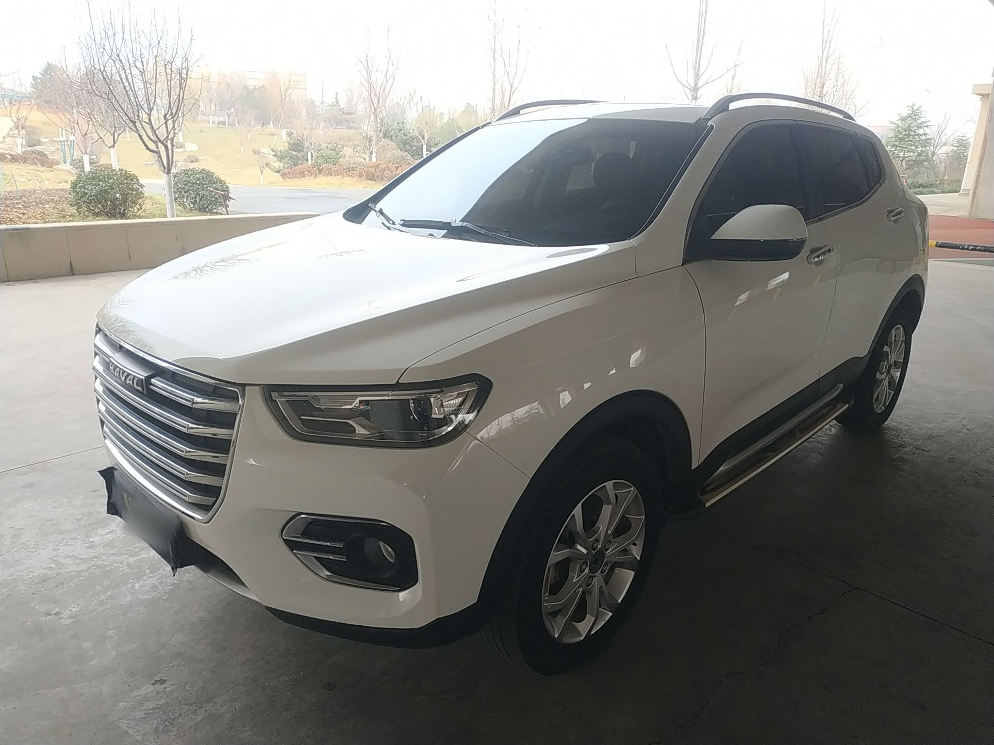 Под передней частью автомобиля