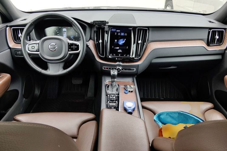 Used Volvo XC60 2021 T5 4x4 Smart Luxury Edition Center Console