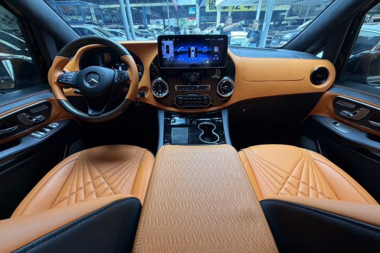 Used Mercedes-Benz Vito 2023 2.0T Elite Version 7 Seats Audio And AC Panel