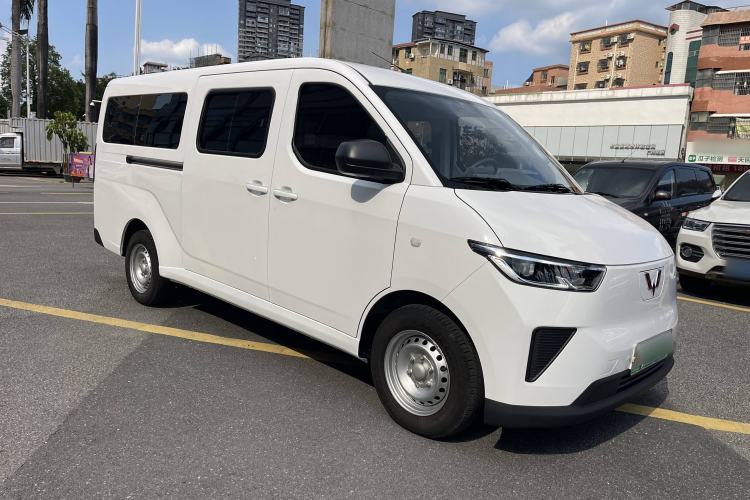Used Wuling Yangguang 2024 300KM Comfort Version Passenger Van 75kW