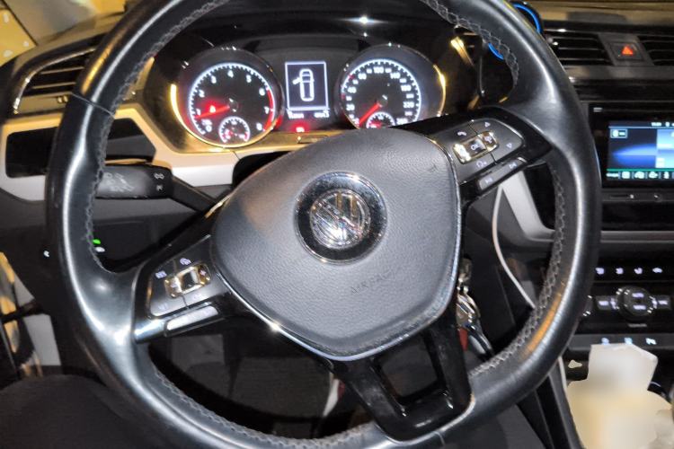 Used Volkswagen Touran 2016 Volkswagen Touran L 280TSI DSG Comfort Edition Steering Wheel