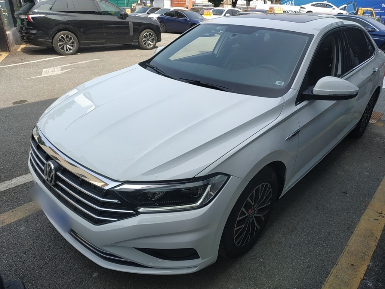 Под передней частью автомобиля