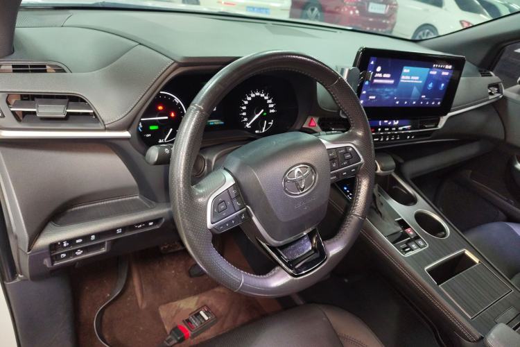 Used Toyota Sienna 2023 2.5L Hybrid Deluxe Edition
