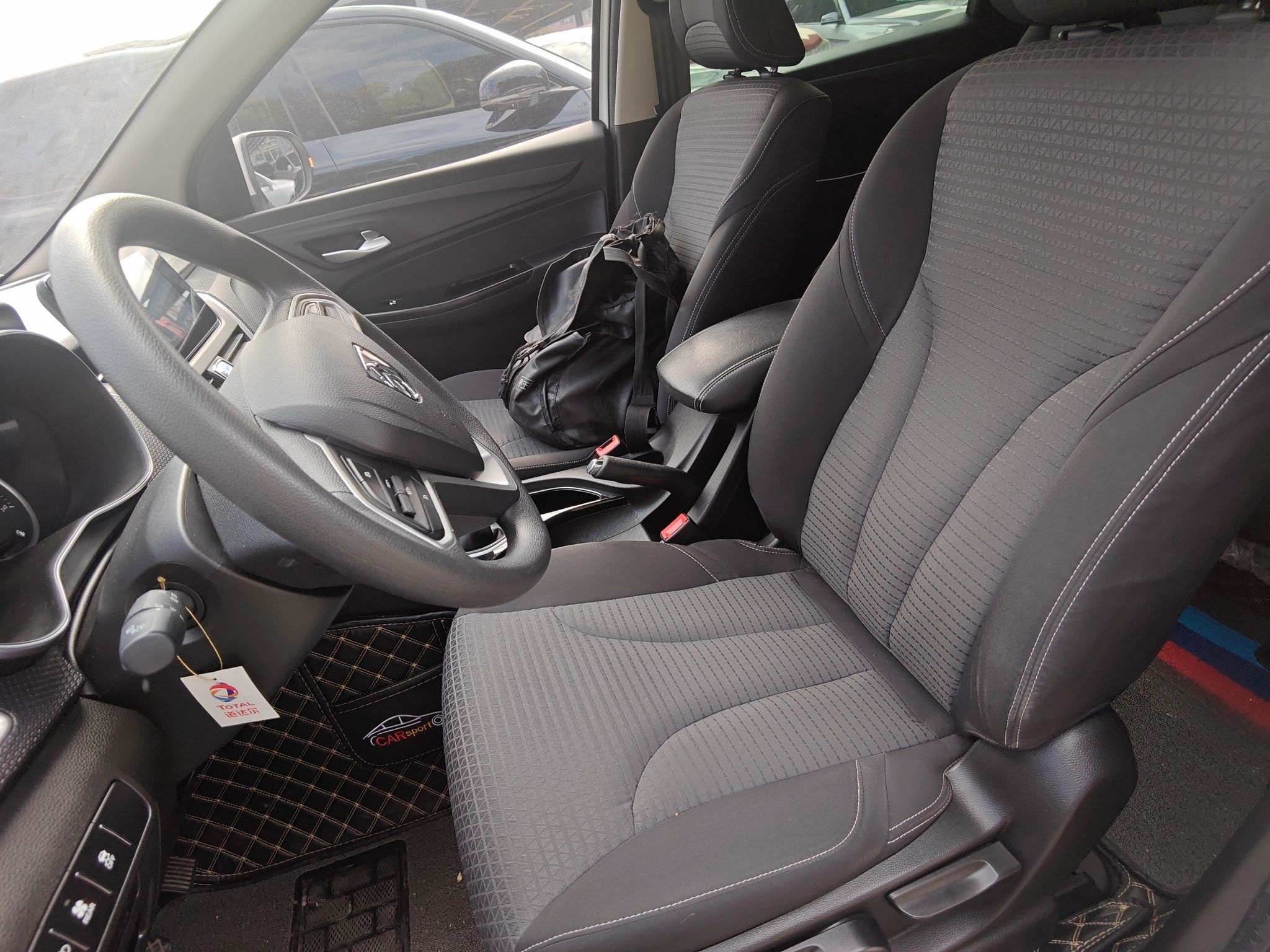 Переднее сиденье в автомобиле