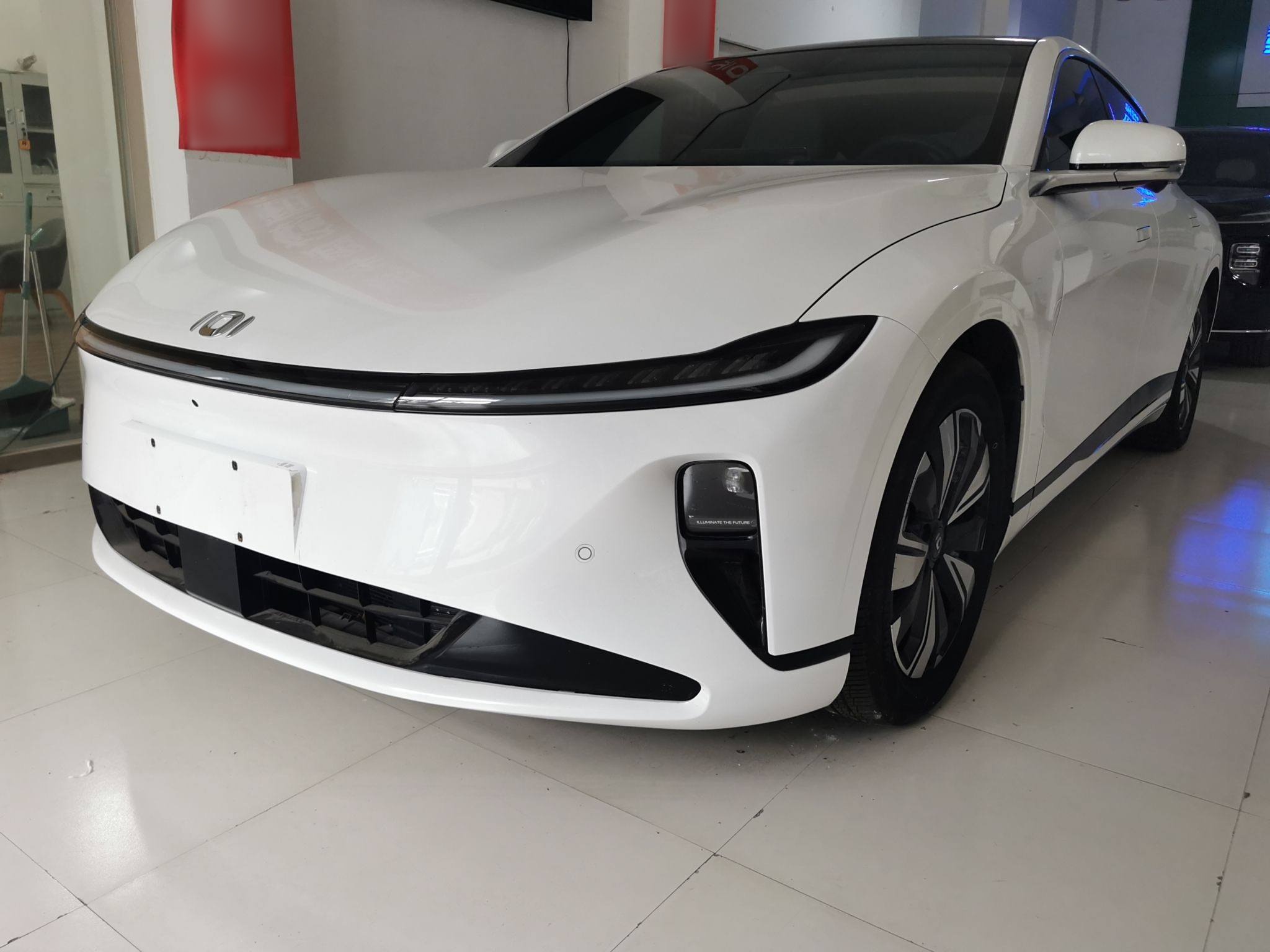 تحت مقدمة السيارة