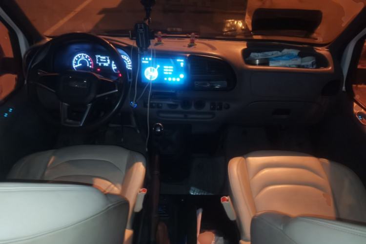 Used JMC Transit 2019 2.8T Commercial Version Long Wheelbase Mid-Roof 6-Seater Rear Single Tire China VI Emission Standard – JX493 Center Console