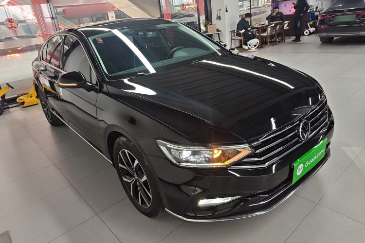 Used Volkswagen Magotan 2020 330TSI DSG Leading Model Front Right 45 Deg