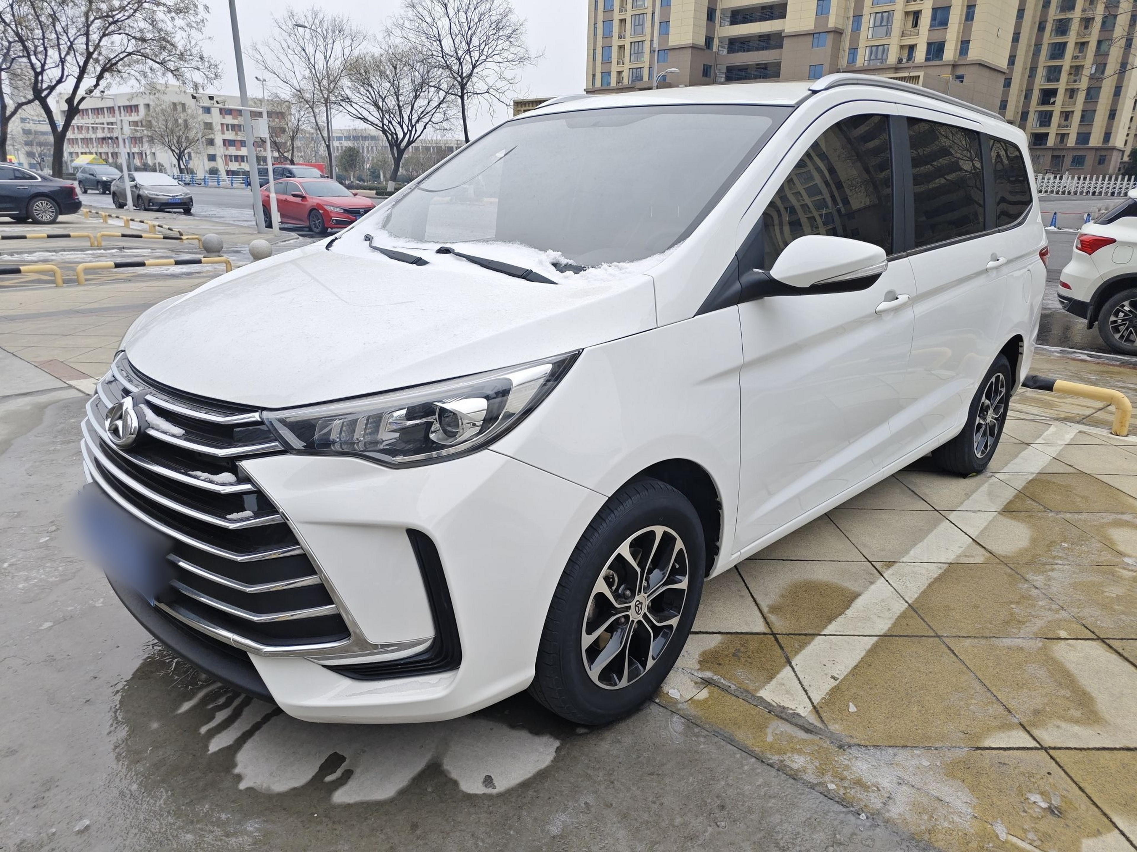 Под передней частью автомобиля