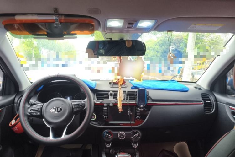 Used Kia KX Cross 2017 1.4L AT GLS Center Console