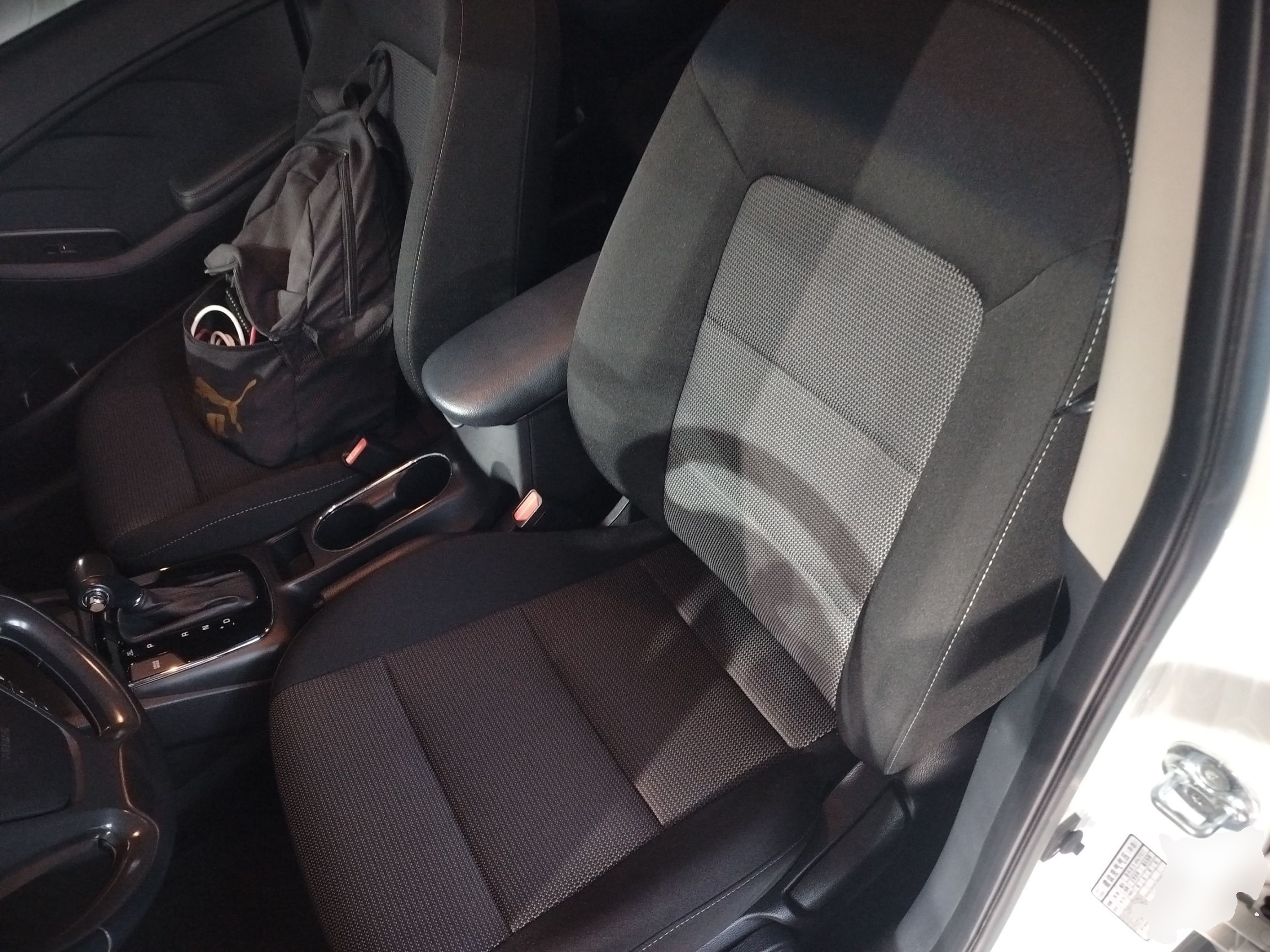 المقاعد الأمامية داخل السيارة