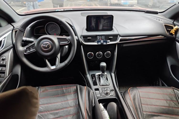 Used Mazda CX-4 2018 2.0L Automatic Two-Wheel Drive Blue Sky Dynamic Version China VI Standard Center Console