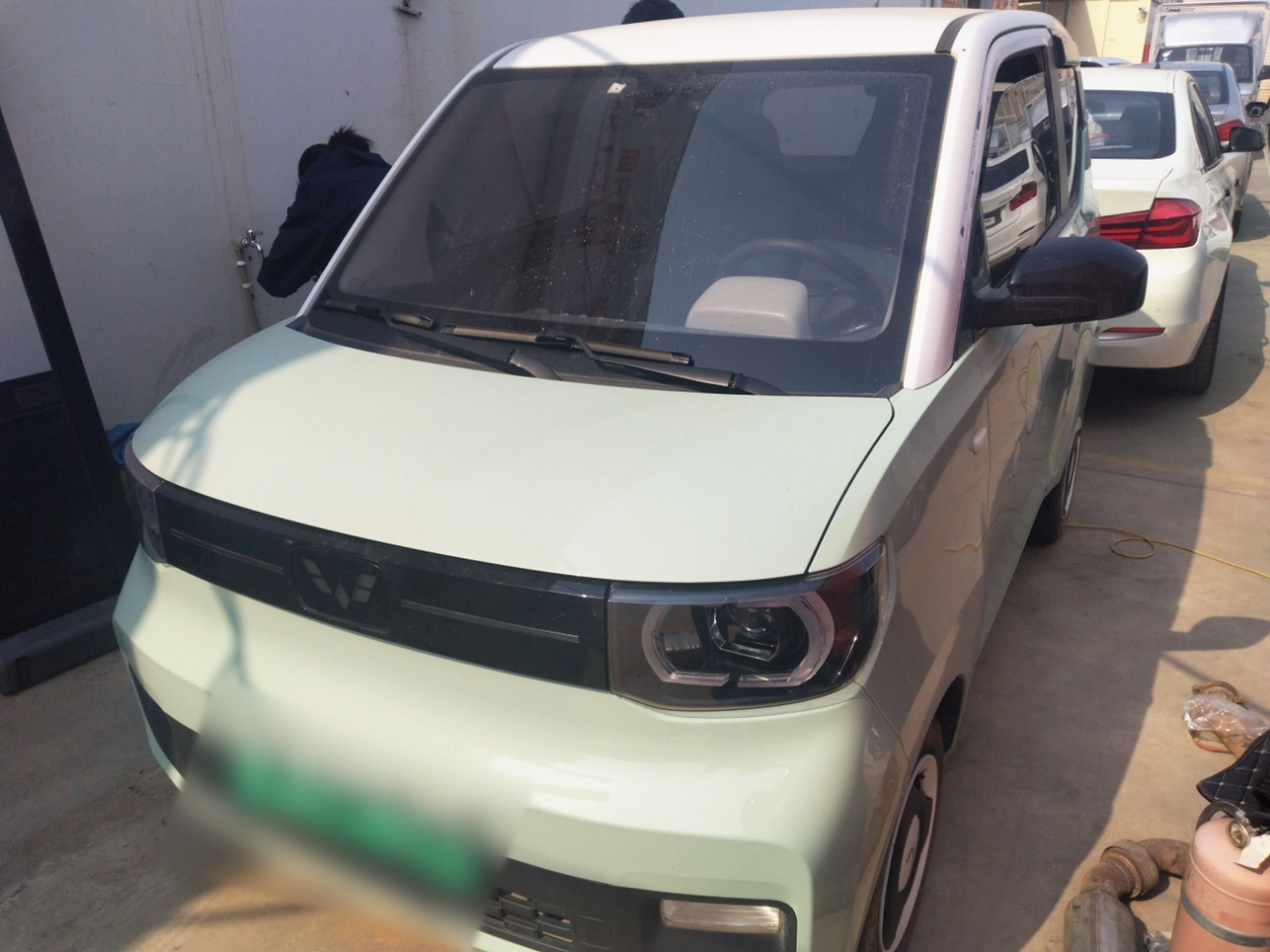 Под передней частью автомобиля