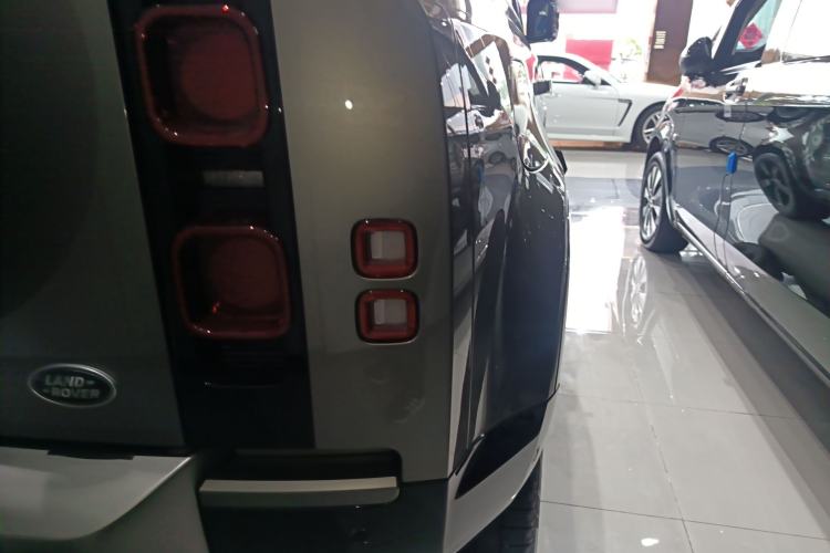 Used Land Rover Defender 2025 110 3.0T P400 – Dynamic HSE Right Rear Taillight