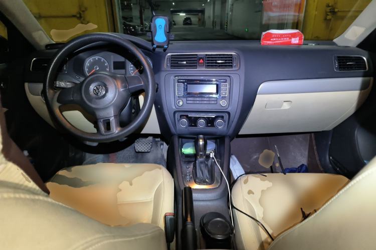 Used Volkswagen Sagitar 2012 1.6L Automatic Comfort Edition Center Console