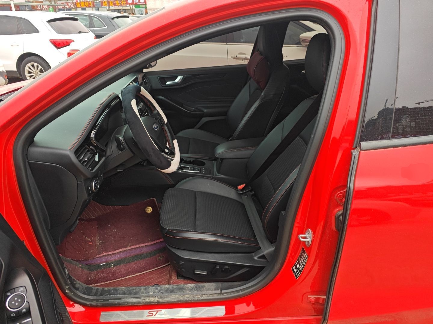 المقاعد الأمامية داخل السيارة