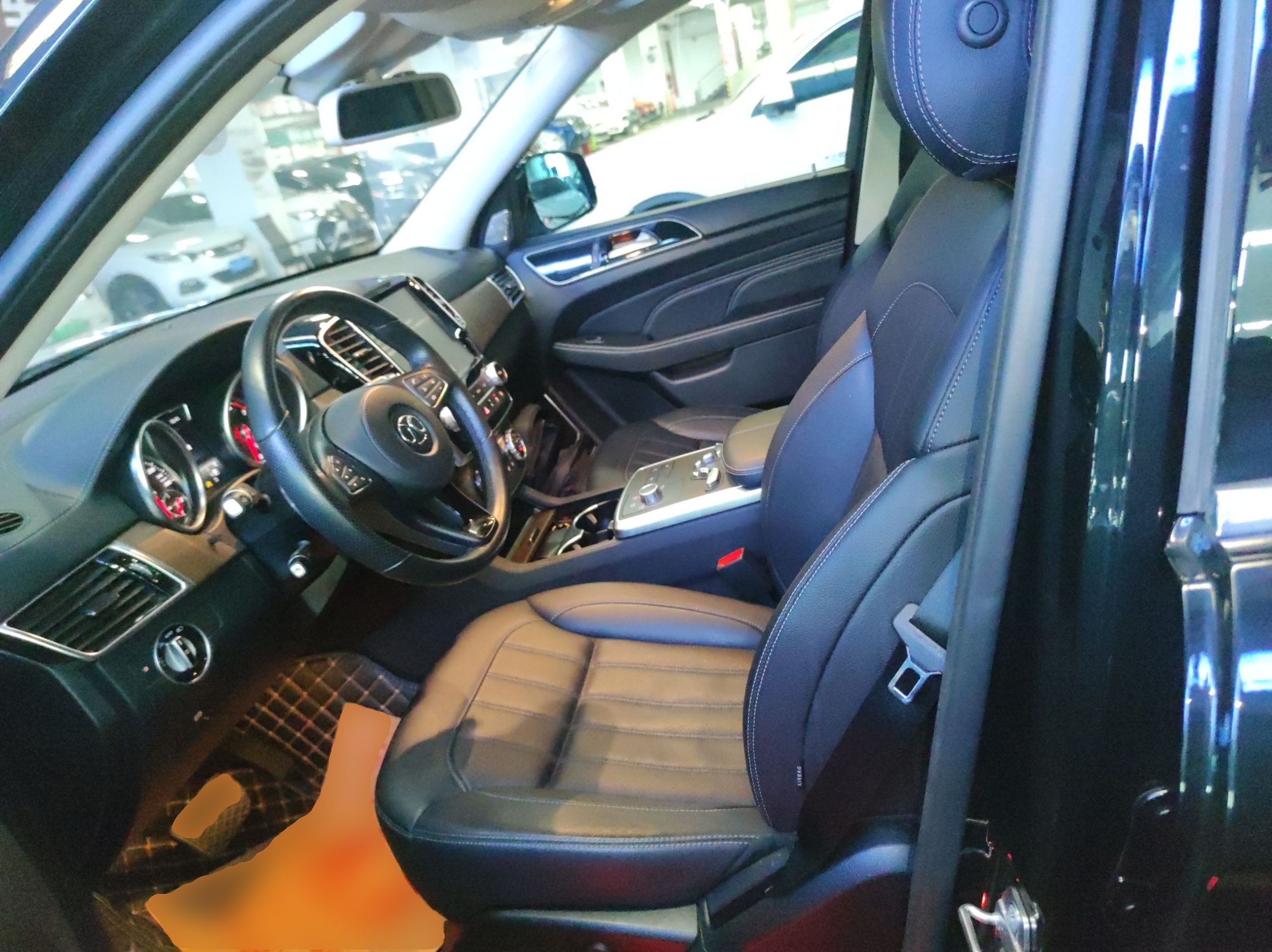 Переднее сиденье в автомобиле