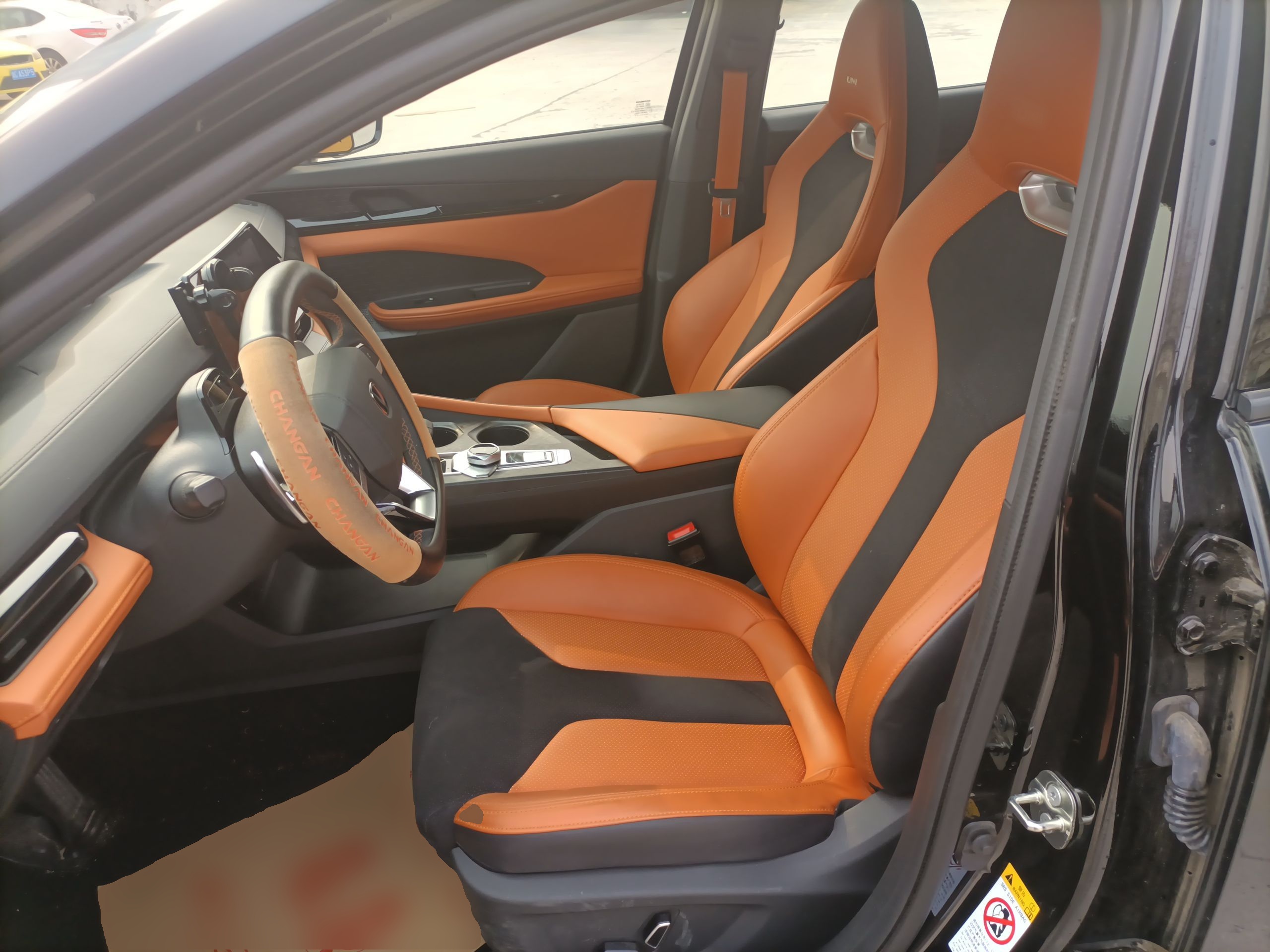 المقاعد الأمامية داخل السيارة