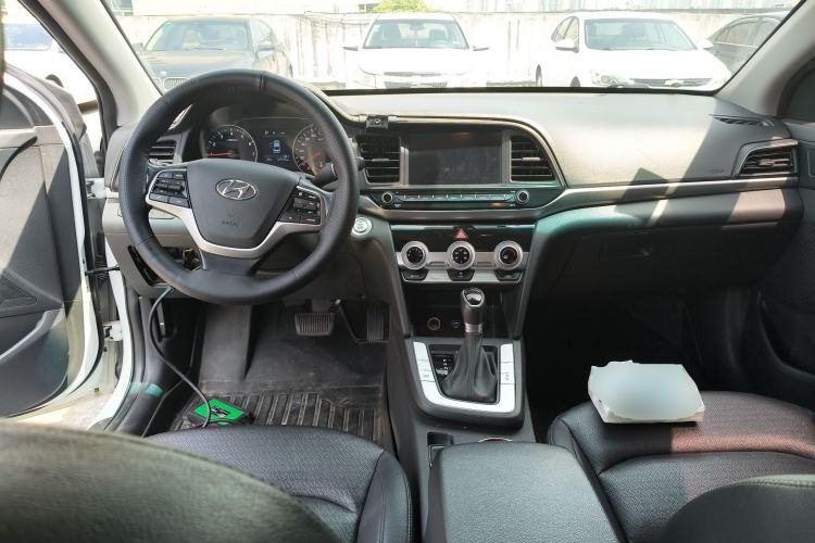 Used Hyundai Elantra (6th Generation / Lingdong) 2020 1.5L CVT Smart & Stylish – Elite Version Center Console