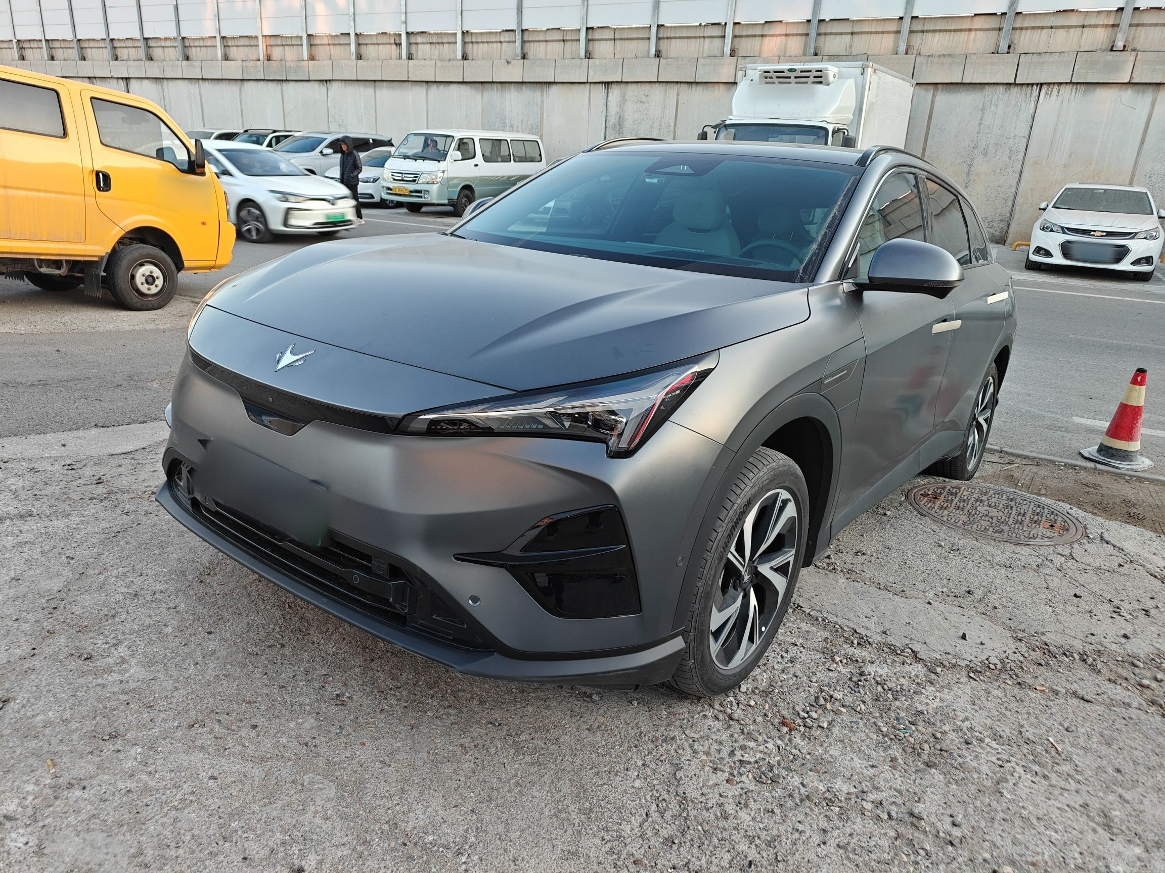 تحت مقدمة السيارة