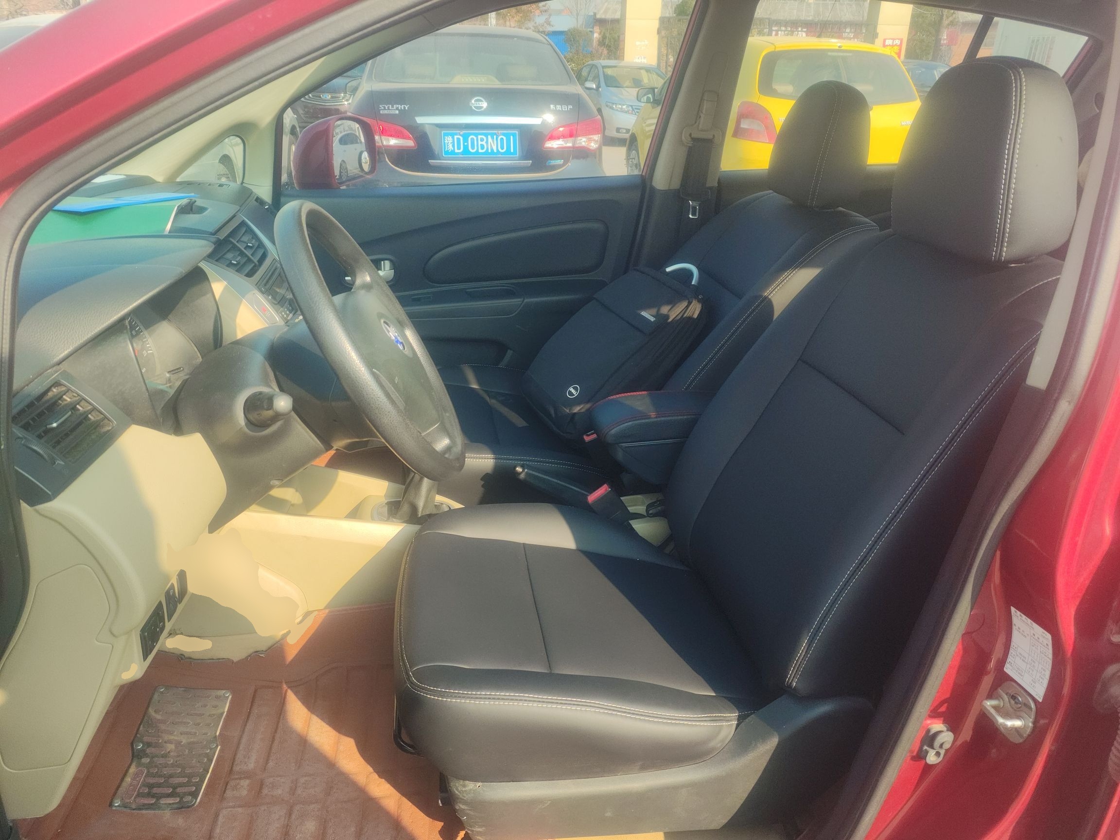 المقاعد الأمامية داخل السيارة