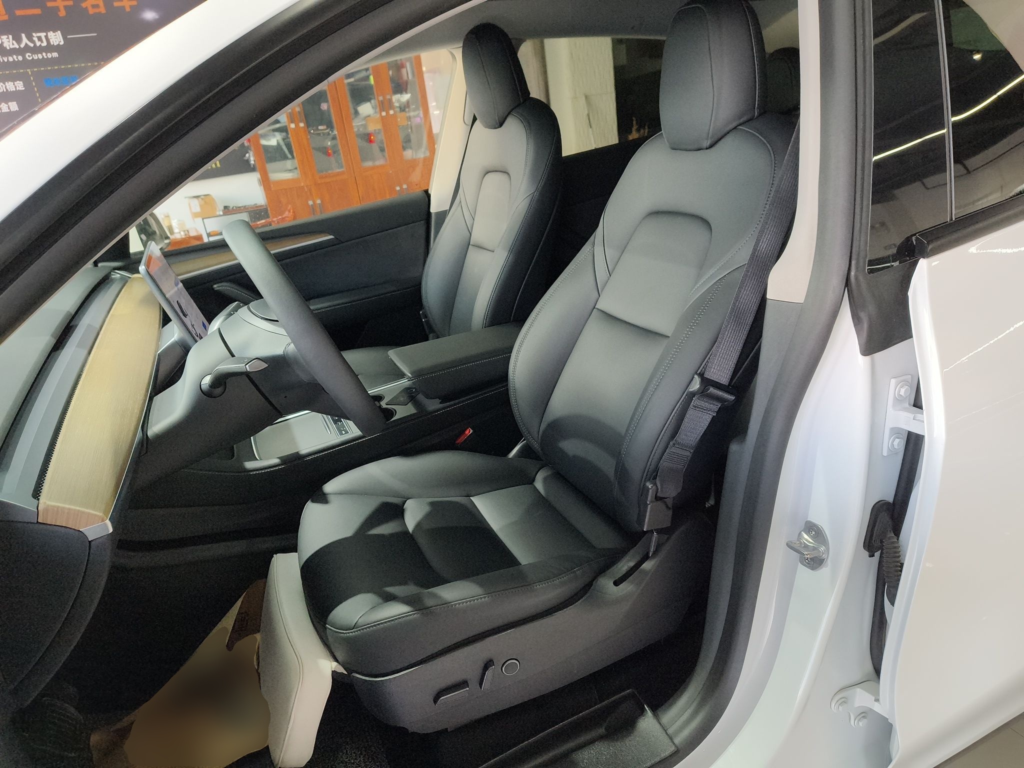 Переднее сиденье в автомобиле