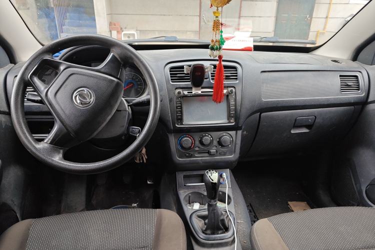 Used Dongfeng Fengon 330 2014 1.5L Manual Standard Edition DK15-02 Center Console