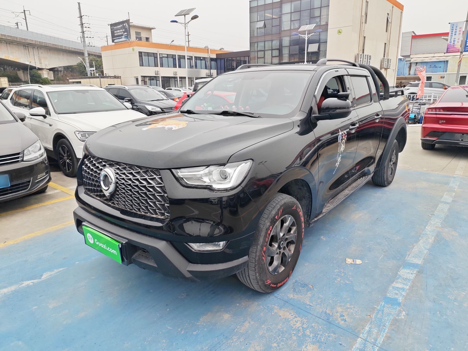 تحت مقدمة السيارة