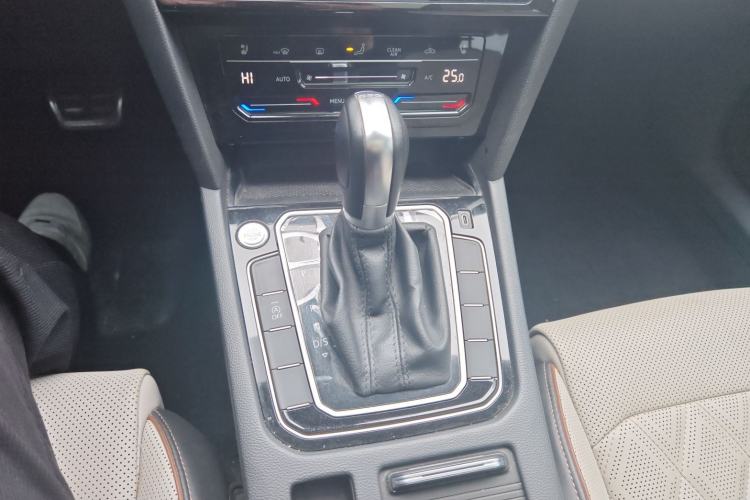 Used Volkswagen Magotan 2023 2 Million Units Commemorative Edition 330TSI DSG Luxury Version Gear Lever