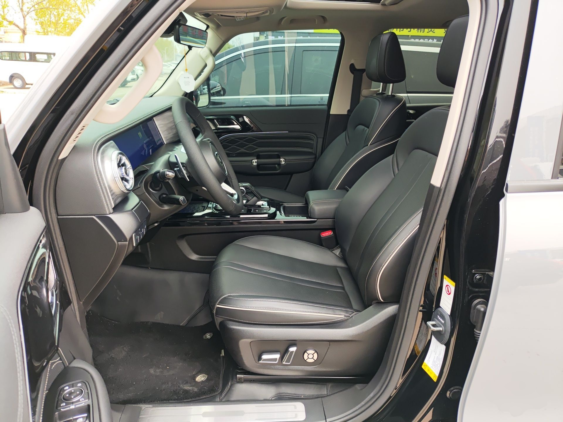 المقاعد الأمامية داخل السيارة