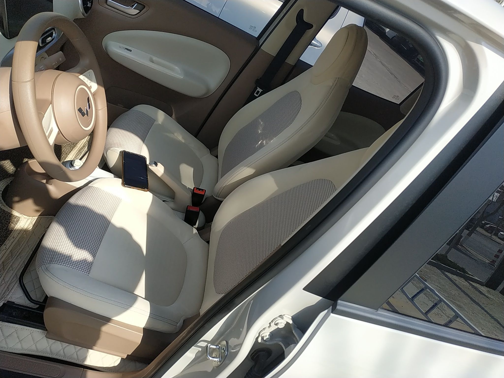 المقاعد الأمامية داخل السيارة