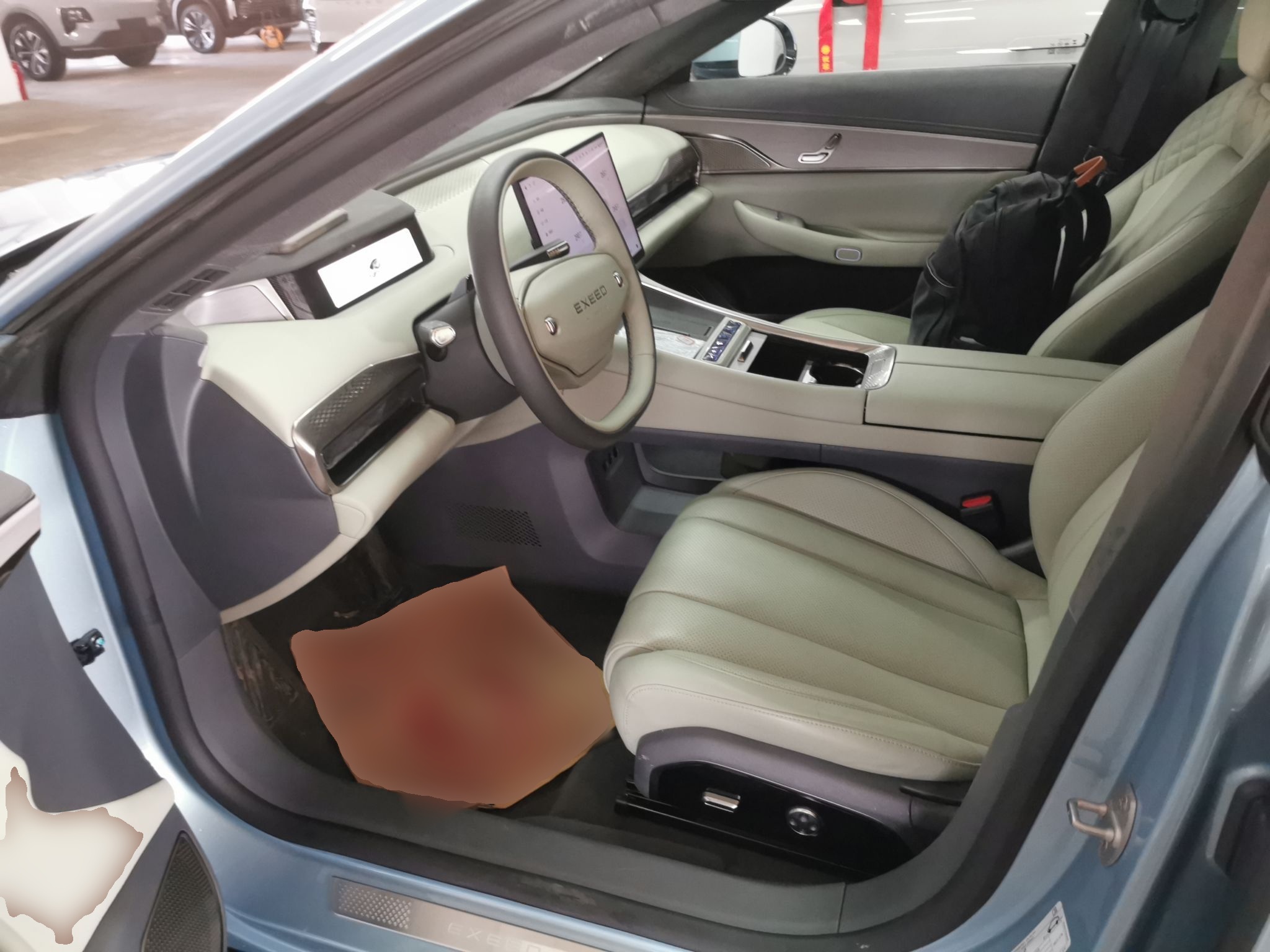 Переднее сиденье в автомобиле